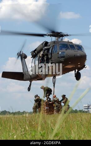 IL personale DELL'Esercito DEGLI STATI UNITI (USA) delle Società Mediche 82 e 101, Fort Riley, Kansas (KS), aggancia un pallet di forniture all'elicottero USA MH-60 Black Hawk (Blackhawk) durante un esercizio presso il Joint Readiness Training Center (JRTC), Fort Polk, Louisiana (LA). Questo esercizio trimestrale mette alla prova le capacità della comunità medica schierata in avanti per soddisfare le necessità immediate del guerriero ferito. (FOTO USAF DI MSGT JONATHAN F. DOTI 050818-F-6988D-005) Foto Stock