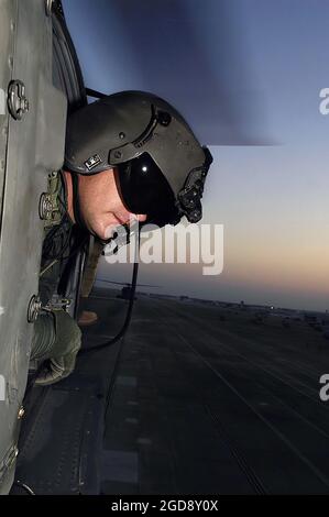 US Army (USA) staff Sergeant (SSG) Mike Simard, Alpha Company (A CO), 1st Battaglione (BN), 106th Aviation Regiment (AR), Illinois Army National Guard (ILARNG), ritorna a Ellington Field, Texas (TX), a bordo del suo assegnato USA UH-60A Black Hawk (Blackhawk) dopo aver fornito due pallet di forniture di soccorso a Deweyville, Texas. L'esercito contribuisce alle operazioni di assistenza umanitaria dell'uragano Rita nell'ambito della Joint Task Force (JTF) Rita, guidata dall'Agenzia federale per la gestione delle emergenze (FEMA) in collaborazione con il Dipartimento della Difesa (DOD). (FOTO USAF DI SSGT JACOB N. BAILEY 050926-F-5964 Foto Stock