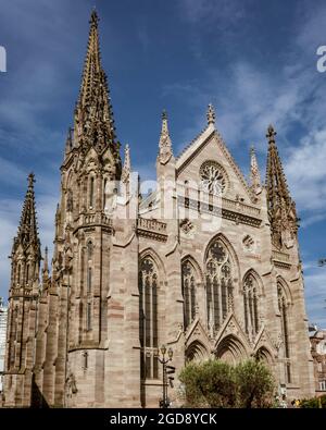 Vista della Cattedrale del villaggio Mulhouse in Alsazia Foto Stock