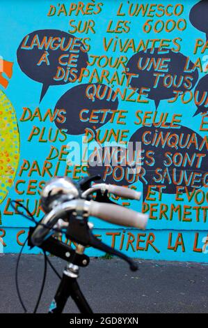 FRANCIA, PARIGI (75) 10 ° ARRONDISSEMENT, MURALE SUL MURO DI UNA SCUOLA Foto Stock