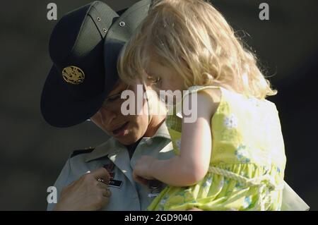 Una donna dell'esercito degli Stati Uniti (USA) Drill Sergeant tiene sua figlia prima della cerimonia di laurea per le reclute (Soldiers-in-training) laureandosi alla fine del programma di nove settimane Basic Combat Training (BCT) a Fort Jackson, Columbia, South Carolina (SC). (FOTO USAF DI SSGT STACY L PEARSALL 060616-F-7234P-014) Foto Stock