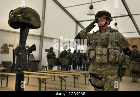 ESERCITO DEGLI STATI UNITI (USA) tenente colonnello (LTC) Michael Griffith, Comandante, 1° Battaglione (BN), 7° reggimento artiglieria di campo (1/7° LONTANO), 2° squadra di combattimento brigata (BCT), 1° divisione di fanteria (ID), saluta e paga rispetto ad un soldato caduto durante una cerimonia funeraria simulata tenuta come parte dell'esercizio NOBILE PASTORE, Un esercizio di prove di missione in corso negli Stati Uniti condotto presso la 7th Army's Hohenfels Training Area (HTA), Baviera, Germania (DEU). (FOTO USAF DI SRA RICHARD ROSA 060306-F-9616R-023) Foto Stock