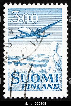 FINLANDIA - CIRCA 1963: Un francobollo stampato in Finlandia mostra l'aereo Douglas DC-6 sopra il paesaggio invernale, circa 1963 Foto Stock