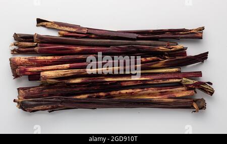 Ghana Waakye lascia. Steli bicolore di sorgo usati per cibo Ghanaiano Foto Stock