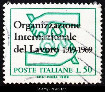 ITALIA - CIRCA 1969: Un francobollo stampato in Italia mostra ILO emblema, 50° anniversario dell'ILO, circa 1969 Foto Stock