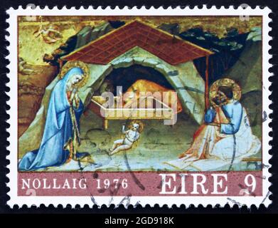 IRLANDA - CIRCA 1976: Un francobollo stampato in Irlanda mostra Presepe, Pittura di Lorenzo Monaco, Natale, circa 1976 Foto Stock