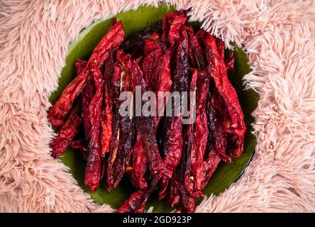 Primo piano di peperoni rossi secchi, una cucina tradizionale spagnola mediterranea. Foto Stock