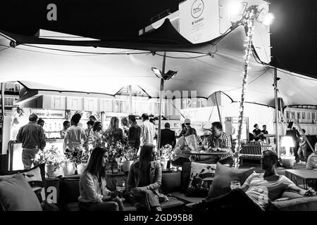 JOHANNESBURG, SUD AFRICA - 05 gennaio 2021: Una scala di grigi di un gruppo di persone che si riuniscono in un Festival del cibo e del vino all'aperto Foto Stock