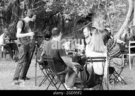 JOHANNESBURG, SUD AFRICA - 05 gennaio 2021: Una scala di grigi di un gruppo di persone che si riuniscono in un Festival del cibo e del vino all'aperto Foto Stock