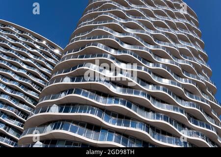 Alto complesso di appartamenti presso il Royal Victoria Docks a Canning Town, Newham, l'11 agosto 2021, a Londra, Inghilterra. Foto Stock