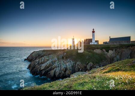 Phare Saint-Mathieu au coucher de soleil, Francia, Finistère Foto Stock