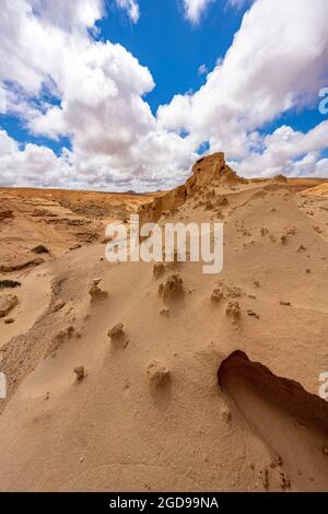 Pareti di pietra arenaria a Barranco de los Encantados o Barranco de los Enamorados, Tindaya, Fuerteventura, Isole Canarie, Spagna Foto Stock