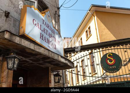 Istanbul, Turchia. 3 agosto 2021 il famoso Hammam storico Galatasaray o bagno turco accanto al cancello per Galatasaray High School vicino Istiklal St Foto Stock