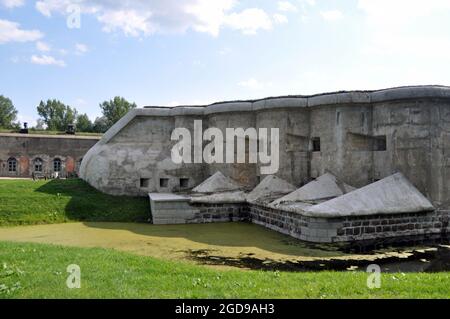 Brest, Bielorussia - 2 agosto 2021: Quinto Forte della Fortezza di Brest, Bielorussia. Caponiere di Garge. Strutture di fortificazione. Foto Stock