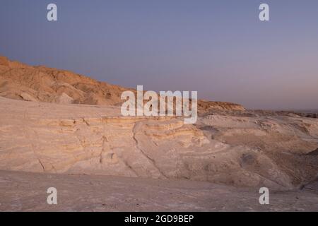 Vista del wadi Sodom lungo la parte sud-occidentale del deserto della Giudei vicino al Mar Morto in Israele Foto Stock