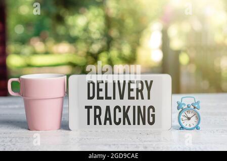 Scrittura con visualizzazione del testo Delivery Tracking. Parola per il processo di localizzazione dei contenitori e delle e-mail di spedizione Abbstract Outdoor smartphone Photography Foto Stock