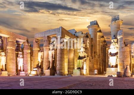 Colonne e statue del Tempio di Luxor, Egitto, vista serale Foto Stock