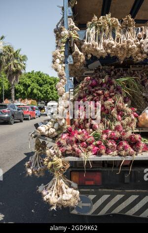 Aglio fresco in vendita sul mercato agricolo in Sicilia, Foto Stock