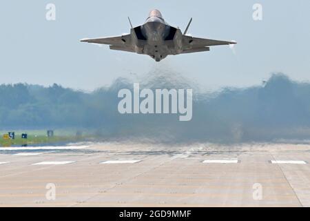 I membri del team dimostrativo US Air Force F-35 partono dalla Selfridge Air National Guard base, Michigan, il 9 agosto 2021 per sostenere il Thunder Over Michigan Air Show all'aeroporto Willow Run di Ypsilanti, Michigan. Il team dimostrativo F-35, con sede all'esterno della Hill Air Force base, Utah, si esibisce in spettacoli aerei ed eventi speciali in tutti gli Stati Uniti. (STATI UNITI Air National Guard foto di Munnaf H. Joarder) Foto Stock