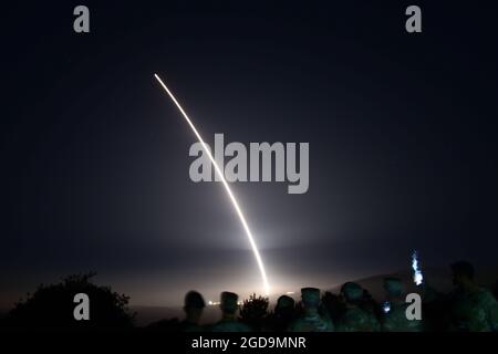 Un comando di sciopero globale dell'aeronautica Minuteman III disarmato lancia un missile balistico intercontinentale durante un test operativo alle 12:53 ora del Pacifico (mercoledì 11 agosto 1992), alla base della forza spaziale Vandenberg, California. I lanci di test ICBM dimostrano che la flotta ICBM degli Stati Uniti è rilevante, Essenziale e fondamentale per sfruttare il predominio in un'era di concorrenza strategica. (STATI UNITI Air Force foto di Airman First Class Tiarra Sibley) Foto Stock