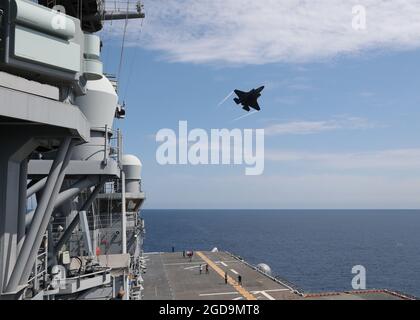 210809-N-LY160-1056 OCEANO PACIFICO (AGOSTO 9, 2021) un F-35B Lightning II assegnato al 3rd Marine Aircraft Wing conduce un fly-by su nave d'assalto anfibia USS Tripoli (LHA 7), 9 agosto. Tripoli sta conducendo operazioni di routine nella terza flotta degli Stati Uniti. (STATI UNITI Navy Photo by Mass Communication Specialist prima Classe Michael H. Lee) Foto Stock