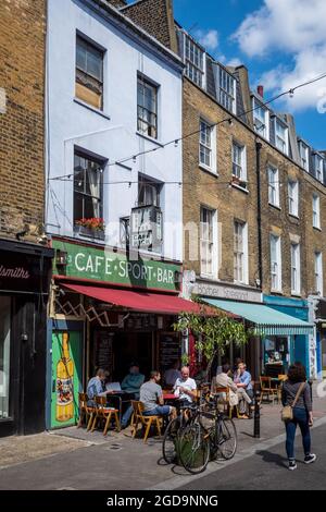 Cafe Kick Sports Bar Cafe Exmouth Market Londra. Exmouth Market è un mercato all'aperto di 32 bancarelle a Clerkenwell, N. London. Tavolo da calcio Bar. Foto Stock