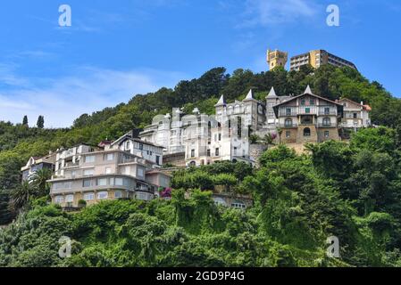 San Sebastian, Spagna - 2 agosto 2021: Vista del Monte Igueldo dalla Baia di la Concha Foto Stock