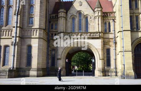 La gente passa davanti al Whitworth Building, University of Manchester, Manchester, Regno Unito. Foto Stock