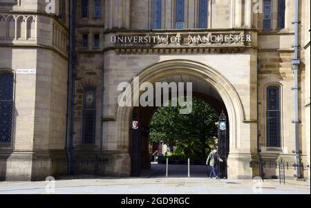 La gente passa davanti al Whitworth Building, University of Manchester, Manchester, Regno Unito. Foto Stock