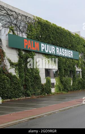 LONDERZEEL, BELGIO, 1 AGOSTO 2021: Vista esterna della fabbrica di birra 'Palm' a Steenhuffel vicino a Londerzeel. 'Palm Belgian Craft Beers' rendono il popolare Pa Foto Stock