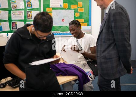 Gli studenti aprono i risultati di GCSE all'Oasis Academy Arena di Croydon, a sud di Londra. Data immagine: Giovedì 12 agosto 2021. Foto Stock