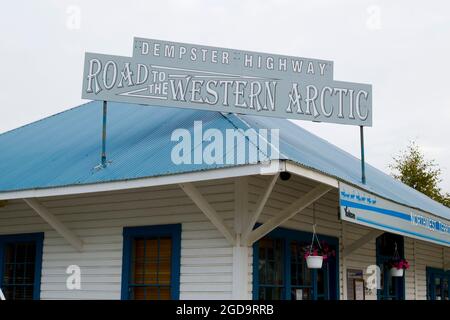 Un edificio a Dawson City, Yukon, Canada mostra un cartello che annuncia la Dempster Highway, Road to the Western Arctic. Foto Stock