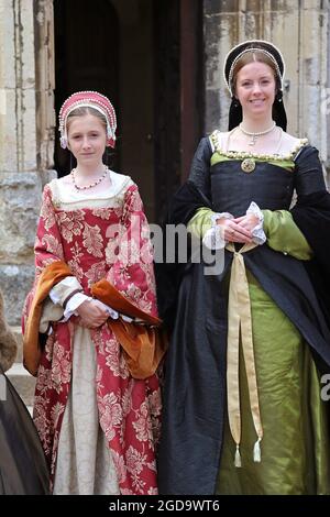 Elizabeth e Anne Boleyn. Storia vivente del passato presente 'un'udienza con re Enrico VIII', Castello di Berkeley, Gloucestershire, Inghilterra, Regno Unito, Europa Foto Stock