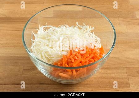 Cavolo bianco e carote in un recipiente trasparente per insalate. Per insalata. Foto Stock