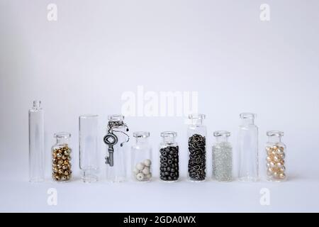 Piccoli vasetti di vetro riempito con palline di cordone, primo piano Foto  stock - Alamy