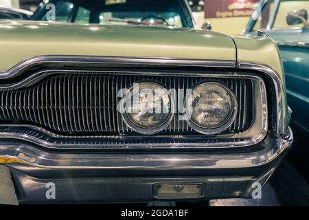 1966 Green Old Classic Antique Car vista paraurti primo piano. Foto Stock