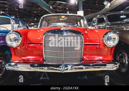 Rosso brillante Front End del 1965 famosa auto tedesca classica (sfondo sfocato). Foto Stock