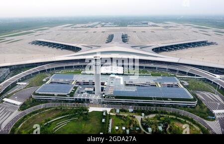 (210812) -- QINGDAO, 12 agosto 2021 (Xinhua) -- Foto aerea scattata il 11 agosto 2021 mostra l'aeroporto internazionale di Qingdao Jiaodong a Qingdao, nella provincia di Shandong, nella Cina orientale. L'aeroporto internazionale di Qingdao Jiaodong, un nuovo aeroporto di Shandong, è entrato ufficialmente in funzione giovedì, ha detto il Qingdao Airport Group. L'aeroporto è classificato come 4F, il più alto della classe aeroportuale cinese in grado di gestire grandi aeromobili, tra cui l'Airbus A380, il più grande aereo di linea passeggeri del mondo, ha detto il gruppo. Nel frattempo, l'aeroporto internazionale di Qingdao Liuting è stato chiuso con l'arrivo del nuovo aeroporto Foto Stock