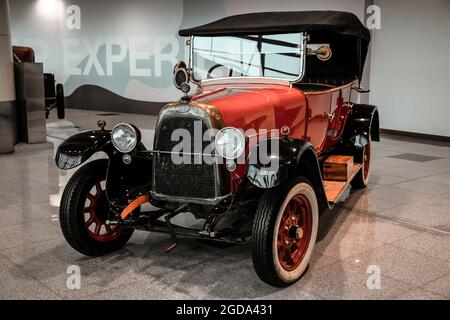 4 giugno 2019, Mosca, Russia: Vista laterale della vettura italiana Fiat Valencia 1919. Classiche auto retrò degli anni '20. Foto Stock