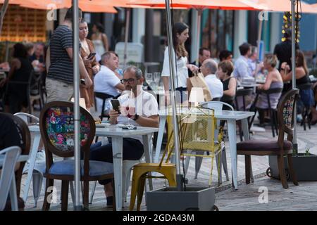 Washington, DC, Stati Uniti. 11 Agosto 2021. Gli ospiti cenano all'aperto a Coral Gables, vicino a Miami, Florida, Stati Uniti, 11 agosto 2021. I Centri degli Stati Uniti per il controllo e la prevenzione delle malattie (CDC) su Mercoledì pubblicato ensemble previsioni che indicano il paese COVID-19 ospedalizzazioni e morti sono probabilmente aumentare nel corso delle prossime quattro settimane. Credit: Monica McGivern/Xinhua/Alamy Live News Foto Stock