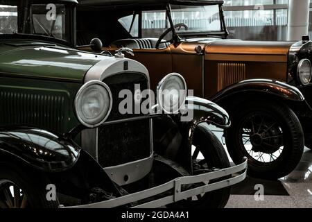 4 giugno 2019, Mosca, Russia: griglia e fari della vettura americana Willys Overland 96A 1929. Classiche auto retrò degli anni '20. Foto Stock