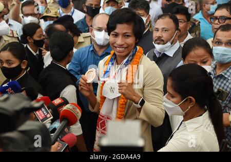 Guwahati, Guwahati, India. 12 agosto 2021. Boxer Lovlina Borgohain che ha vinto la medaglia di bronzo nella categoria di peso 69 a Tokyo Olympic mostra la sua medaglia di bronzo ai suoi sostenitori quando è arrivata all'aeroporto internazionale di Lokopriya Gopinath Bordoloi, Borjar a Guwahati Assam India giovedì 12 agosto 2021. Boxer Lovlina Borgohain è il primo giocatore di Assam che ha vinto la medaglia ai Giochi Olimpici (immagine di credito: © Dasarath Deka/ZUMA Press Wire) Foto Stock