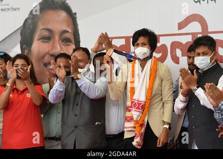 Guwahati, Guwahati, India. 12 agosto 2021. Boxer Lovlina Borgohain che ha vinto la medaglia di bronzo nella categoria di peso 69 a Tokyo Olympic mostra la sua medaglia di bronzo ai suoi sostenitori quando è arrivata all'aeroporto internazionale di Lokopriya Gopinath Bordoloi, Borjar a Guwahati Assam India giovedì 12 agosto 2021. Boxer Lovlina Borgohain è il primo giocatore di Assam che ha vinto la medaglia ai Giochi Olimpici (immagine di credito: © Dasarath Deka/ZUMA Press Wire) Foto Stock