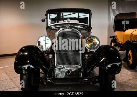 4 giugno 2019, Mosca, Russia: Vista frontale della vettura francese Delahaye 107M 1929. Classiche auto retrò degli anni '20. Foto Stock