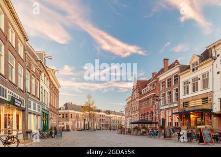 Zutphen, Paesi Bassi - 18 novembre 2018: Ristoranti sulla piazza centrale di Houtmarkt nella città olandese di Zutphen, Paesi Bassi Foto Stock