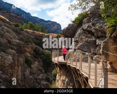 Malaga, Andalusia, Spagna. 09,03,2020. Gruppo di escursionisti con casco e maschere che camminano lungo il Caminito del Rey nella Gola di Gaitanes a Malaga. Foto Stock