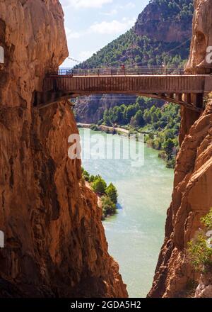 Malaga, Andalusia, Spagna. 09,03,2020. Un uomo appeso su un ponte in un burrone al Caminito del Rey nella Gola di Gaitanes a Malaga. Foto Stock