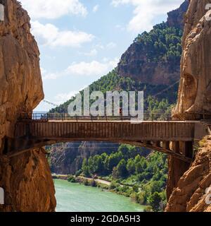 Malaga, Andalusia, Spagna. 09,03,2020. Un uomo appeso su un ponte in un burrone al Caminito del Rey nella Gola di Gaitanes a Malaga. Foto Stock