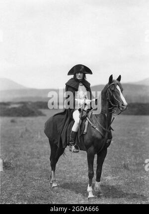 ALBERT DIEUDONNE a cavallo come Napoleone Bonaparte in NAPOLEONE Vu Par ABEL GANCE 1927 regista ABEL GANCE Cine France / Films Abel Gance / Isepa - Wengeroff Film GmbH / Pathe Consortium Cinema / Societe Westi / Societe generale des films Foto Stock