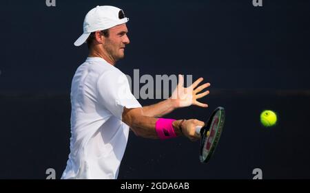 Toronto, Canada. 11 Agosto 2021. Tommy Paul degli Stati Uniti restituisce la palla a Roberto Bautista Aut di Spagna durante il secondo round della partita maschile singles al National Bank Open 2021 a Toronto, Canada, il 11 agosto 2021. Credit: Zou Zheng/Xinhua/Alamy Live News Foto Stock